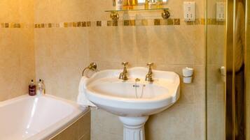 Kamar Double Deluks (with Bath) | Kamar mandi | Perlengkapan mandi gratis, jubah mandi, dan handuk