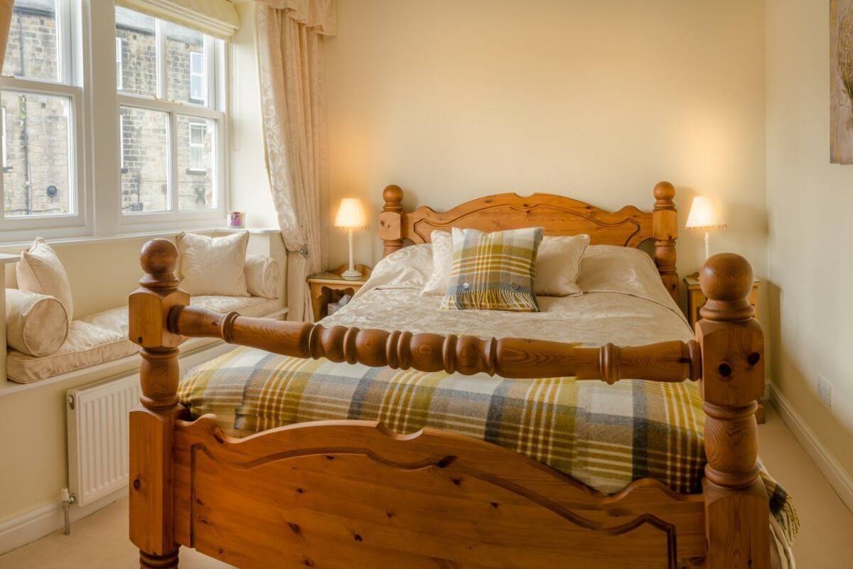 Standard Double Suite | Tabla de planchar con plancha, wifi gratis, ropa de cama