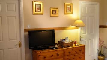 Deluxe Double Room (with Bath) | Iron/ironing board, free WiFi, bed sheets