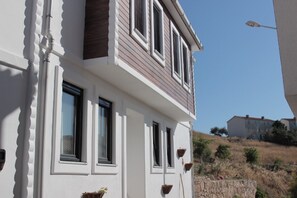 Vista frontal de la propiedad