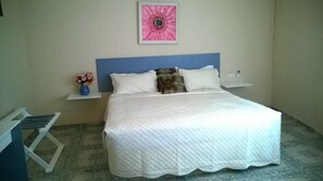 Free cots/infant beds, rollaway beds, bed sheets - Sindola Safari Lodge (Kanilai)