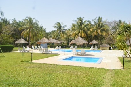Outdoor pool, pool umbrellas, sun loungers. Sindola Safari Lodge