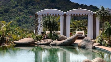 Piscine extérieure, cabanons gratuits