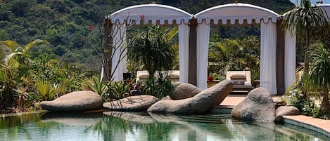 Una piscina al aire libre, camas de piscina gratis