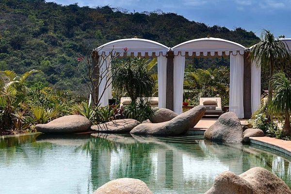 Outdoor pool, free pool cabanas