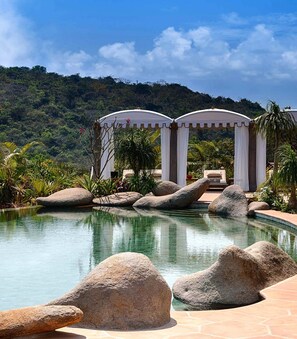 Outdoor pool, free cabanas - Kahani Paradise (Kumta)