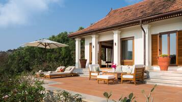 Junior Suite, Ocean View | 1 bedroom, minibar, in-room safe, desk