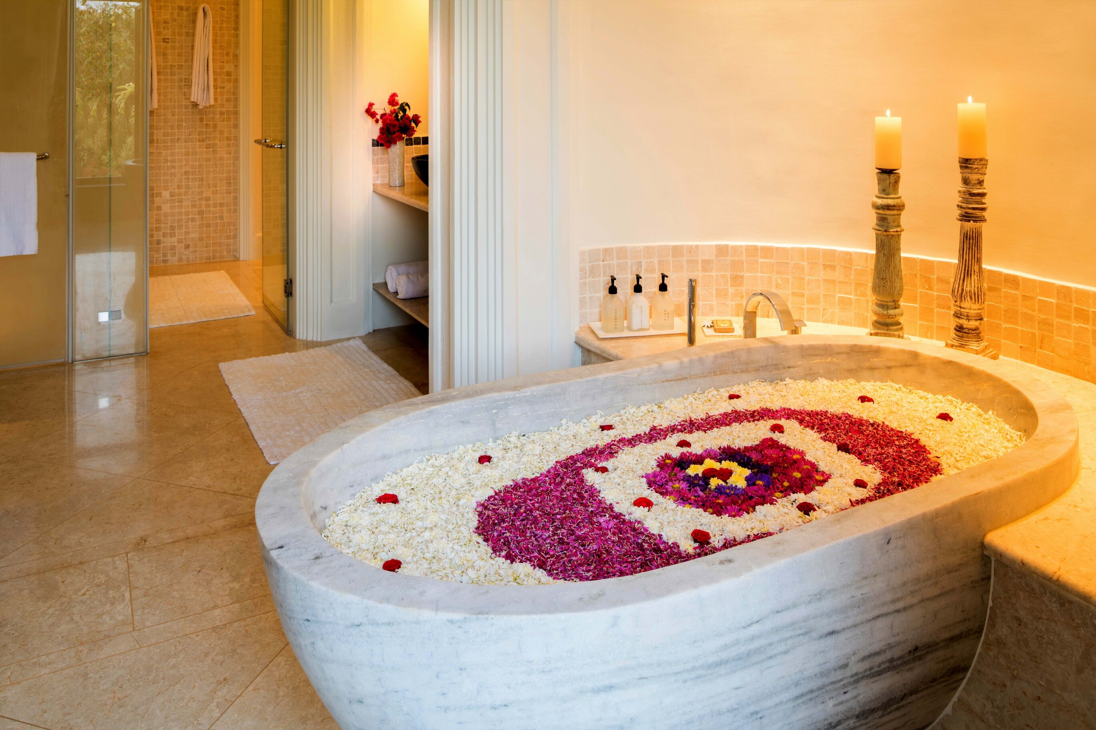 Sviitti | Kylpyhuone | Suihku, sadesuihkupää, ilmaiset hygieniatuotteet, hiustenkuivaaja