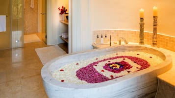 Suite | Baño | Regadera, regadera tipo lluvia, amenidades de baño gratuitas