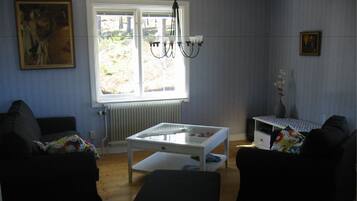 Flatscreentelevisie en een open haard