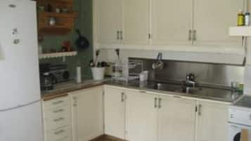 Family House, 2 Bedrooms | Private kitchen | Fridge, microwave, stovetop, cookware/dishes/utensils