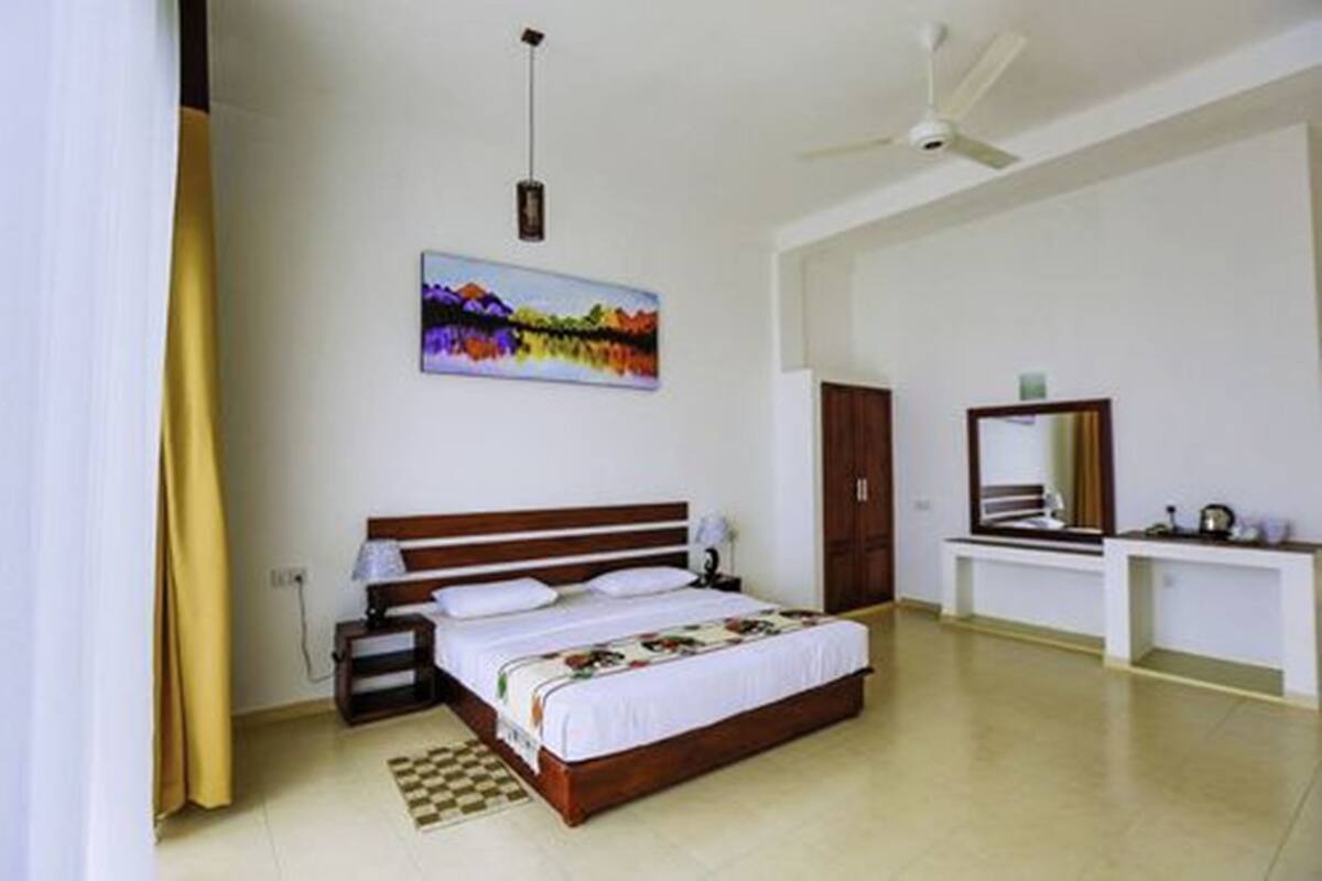 Deluxe Double Room, 1 Queen Bed, Mountain View | Desk, soundproofing, free WiFi