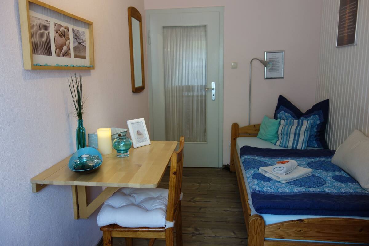 Basic Single Room, Shared Bathroom (Skandinavisches Zimmer) | Desk, WiFi (free)