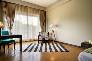 奢华客房 | 客房内保险箱、办公桌、遮光窗帘、隔音