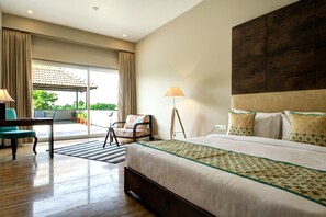 特级套房, 泳池景观 | 客房内保险箱、办公桌、遮光窗帘、隔音