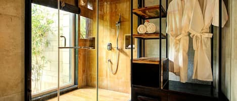 Royal-Zimmer | Zimmersafe, Schreibtisch, Verdunkelungsvorhänge, schallisolierte Zimmer