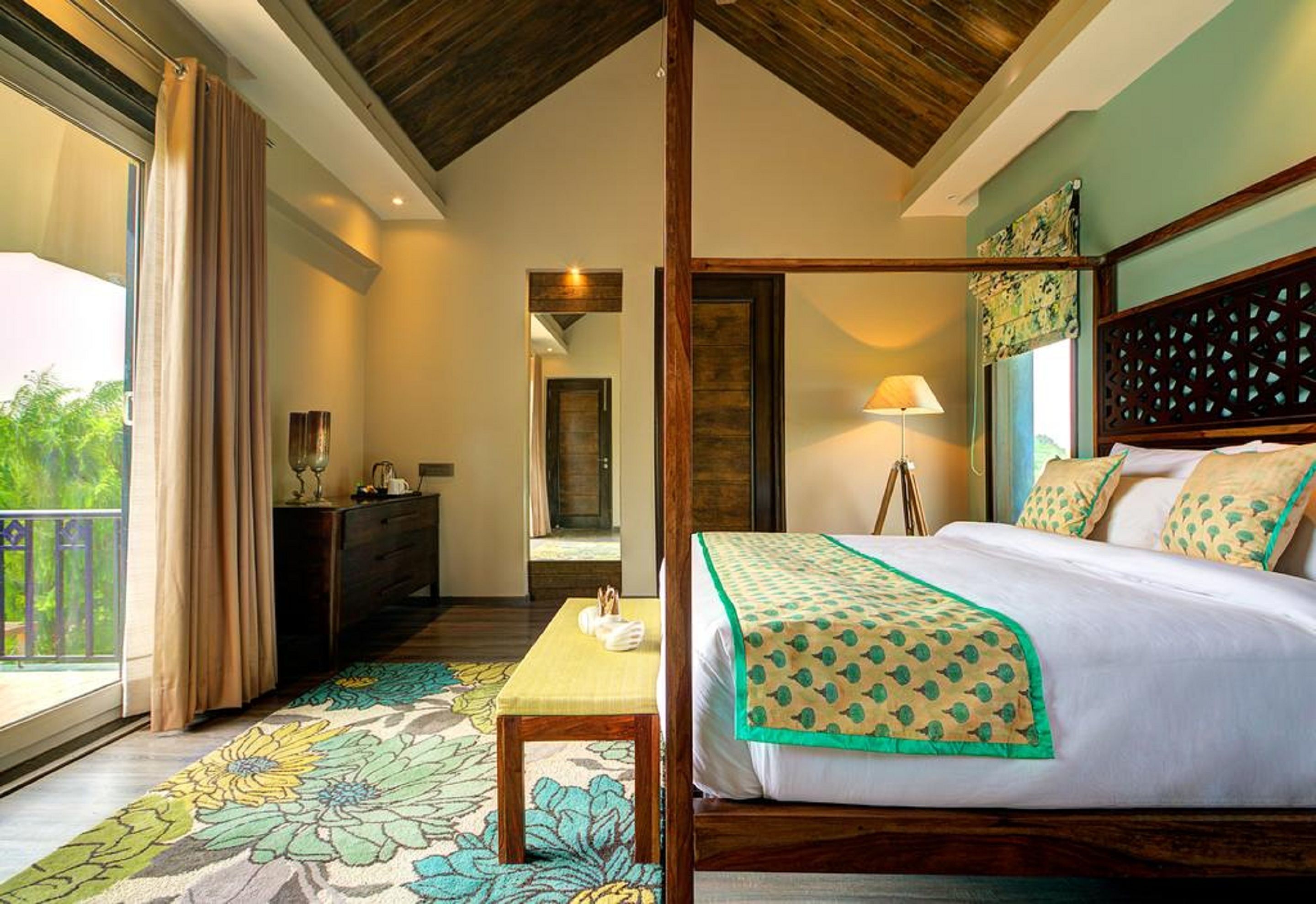 皇家客房 | 客房内保险箱、办公桌、遮光窗帘、隔音