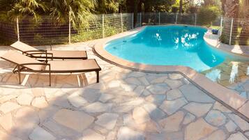 Utendørsbasseng og solsenger