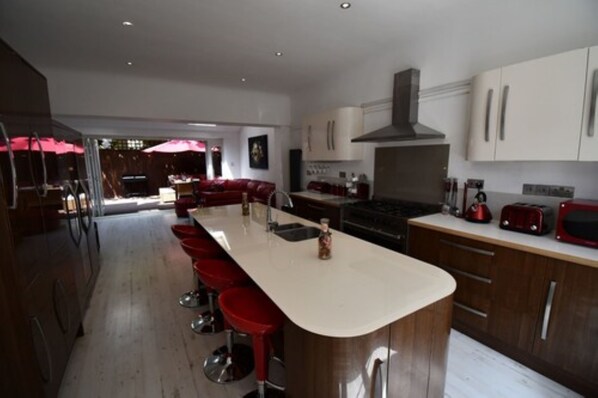 Classic Villa, 5 Bedrooms | Private kitchen