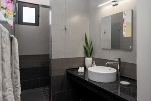 Villa, eigener Pool | Badezimmer | Dusche, Hydromassagedusche, Haartrockner, Handtücher