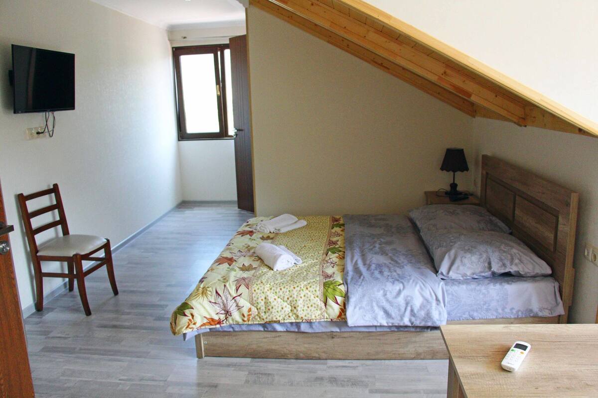 1 habitación, escritorio, sistema de insonorización y cunas