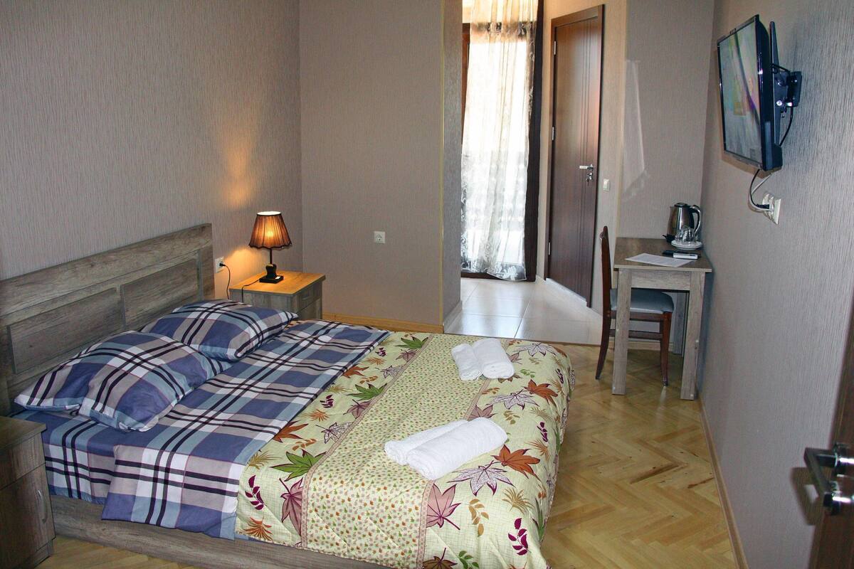 1 habitación, escritorio, sistema de insonorización y cunas