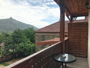 舒适三人房, 1 张大床和 1 张沙发床, 阳台, 山景 | 1 多间卧室、办公桌、隔音、婴儿床