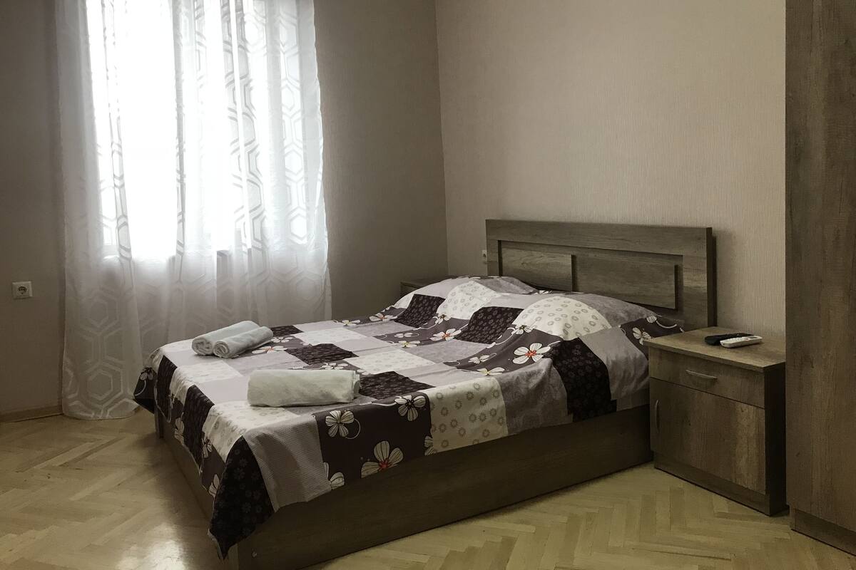 1 habitación, escritorio, sistema de insonorización y cunas