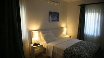 Minibar, Zimmersafe, Schreibtisch, kostenloses WLAN