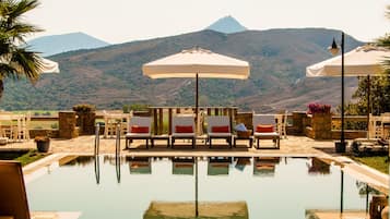 Außenpool, Sonnenschirme, Liegestühle