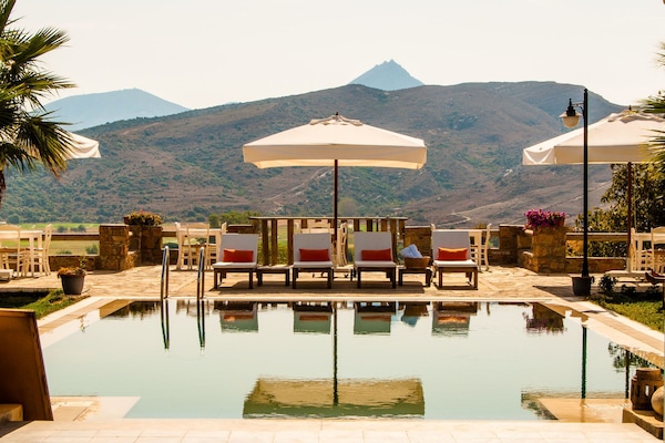 Utendørsbasseng, bassengparasoller og solsenger