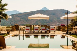 室外游泳池，池畔遮阳伞，日光浴躺椅