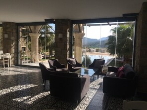 Lobby sitting area - Anemos Hotel (Gökçeada)