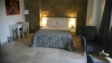 Minibar, in-room safe, desk, free WiFi