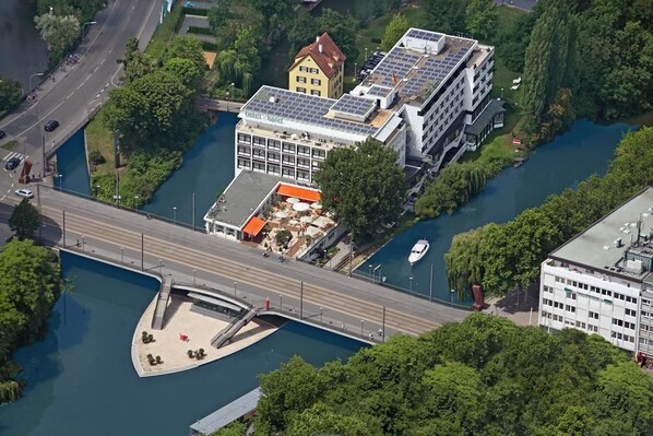 An urban hotel with a rooftop garden, a riverside location, and a pedestrian bridge. - Insel - Hotel Heilbronn (Heilbronn)