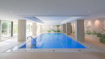 Indendørs pool, åben fra kl. 06.00 til kl. 22.00, liggestole