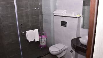 Executive Single Room, Non Smoking | Bilik Mandi | Pancuran mandi, selipar, tuala disediakan