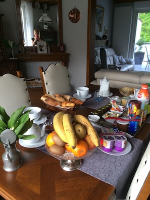 Free daily continental breakfast  - La Mansarde (Neuville-sous-Montreuil)