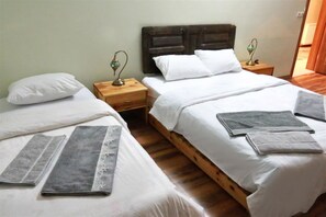 Rainfall showerhead, free toiletries, hair dryer, bathrobes - Uchisar Stone House (Nevsehir)