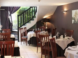 Serveert lunch en diner, lokale en internationale gerechten