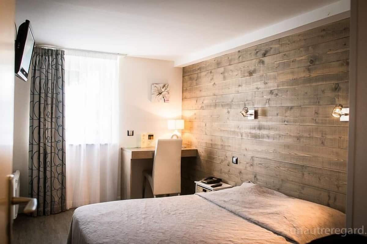 Quarto casal standard | Roupas de cama premium, cofres nos quartos, cortinas blackout