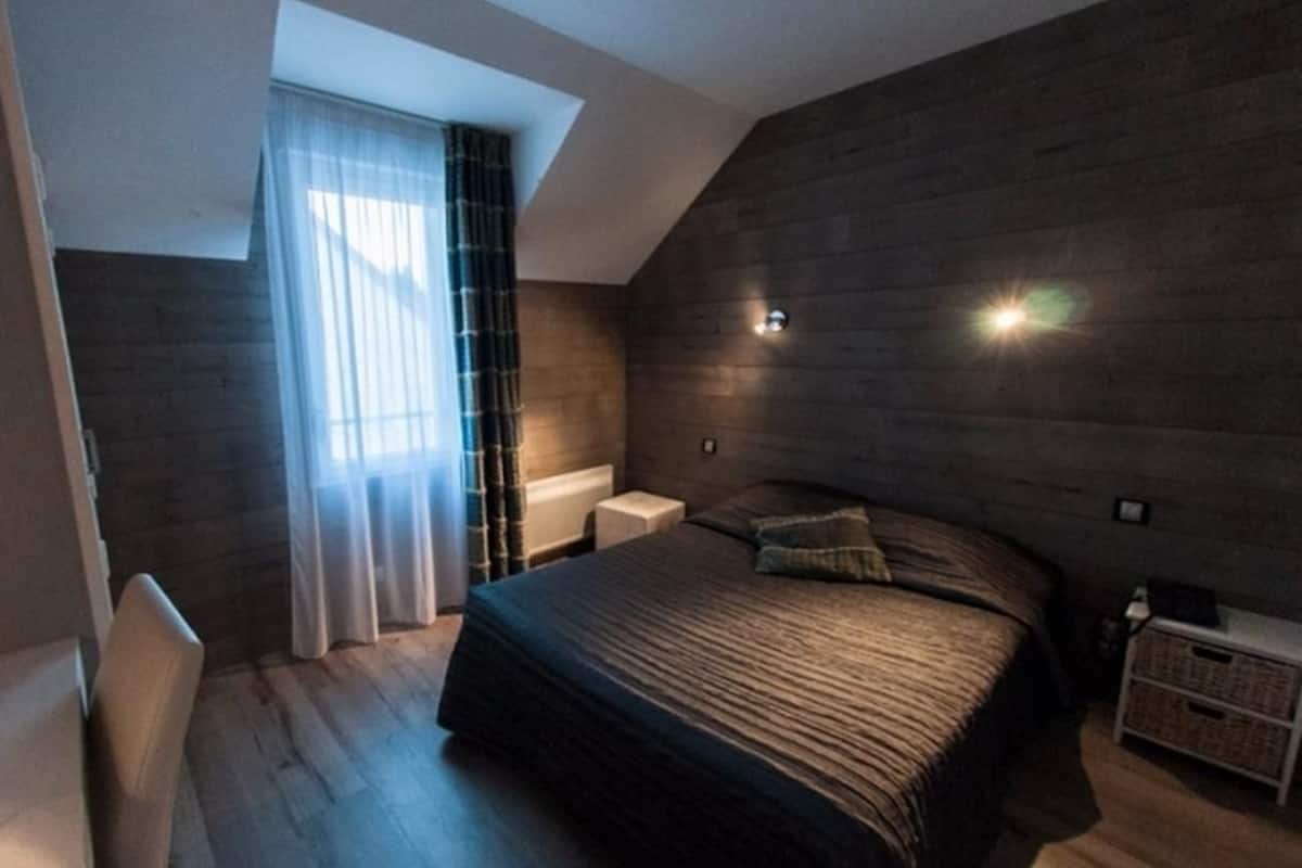 Quarto casal luxo | Roupas de cama premium, cofres nos quartos, cortinas blackout