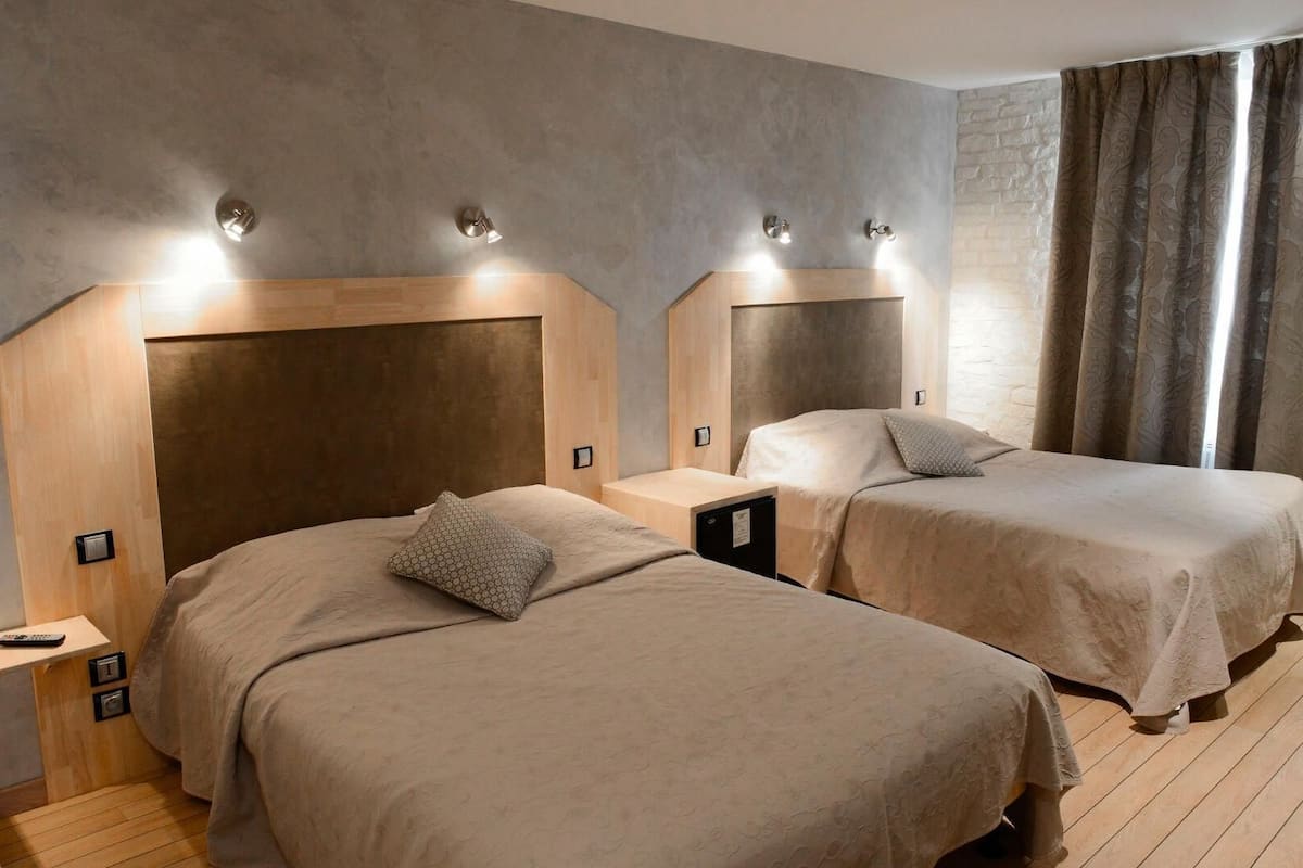 Quarto quádruplo, 2 camas Queen | Roupas de cama premium, cofres nos quartos, cortinas blackout
