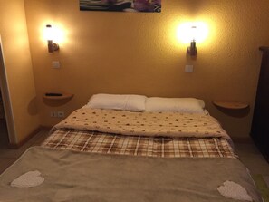 Basic Triple Room, Refrigerator & Microwave | Private kitchenette