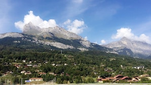 Un paisaje montañoso con un pueblo enclavado entre las colinas.