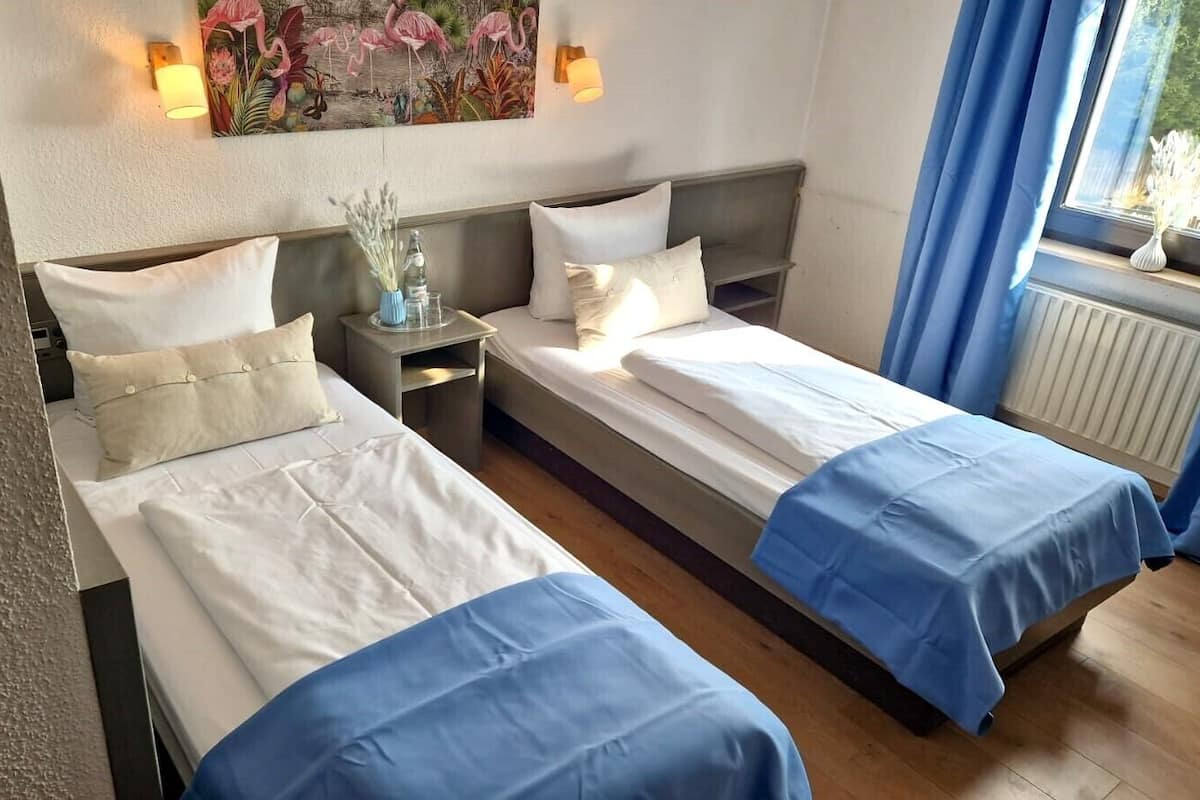Meja kerja, tirai kedap cahaya, dan tempat tidur bayi (biaya tambahan)