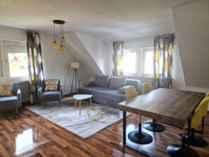 Business Apartment | Ruang tamu | TV skrin rata 