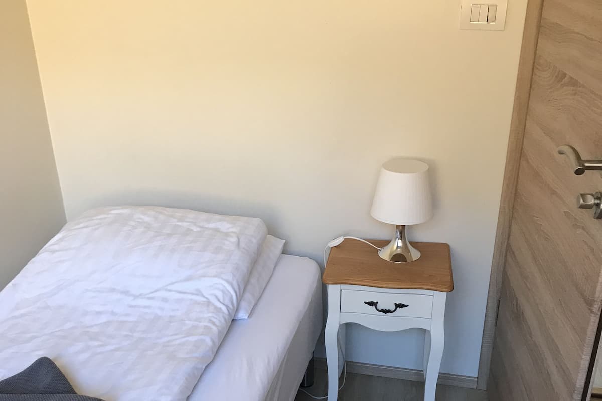 Cortinas blackout, wifi gratis y ropa de cama