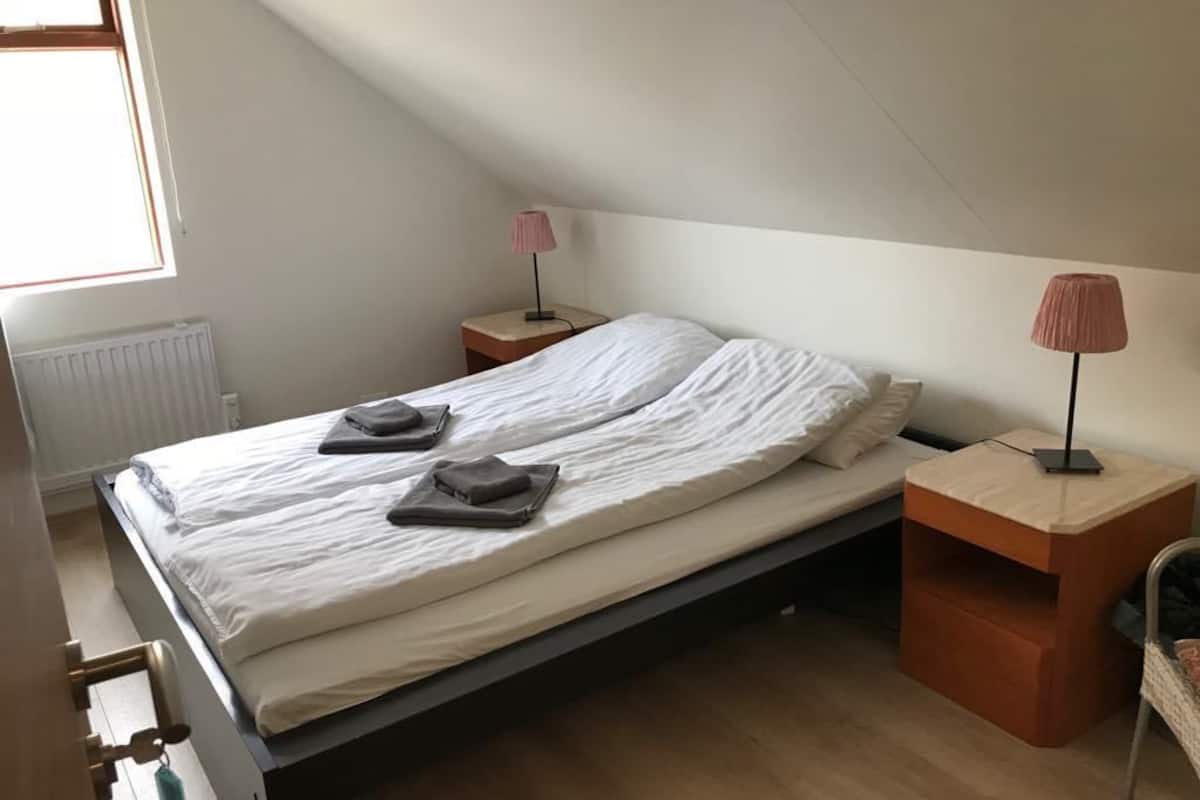 Cortinas blackout, wifi gratis y ropa de cama