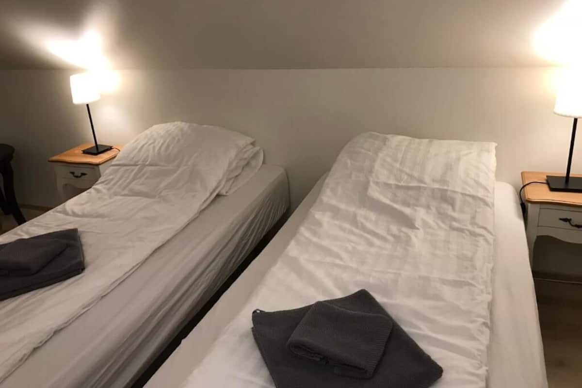 Cortinas blackout, wifi gratis y ropa de cama